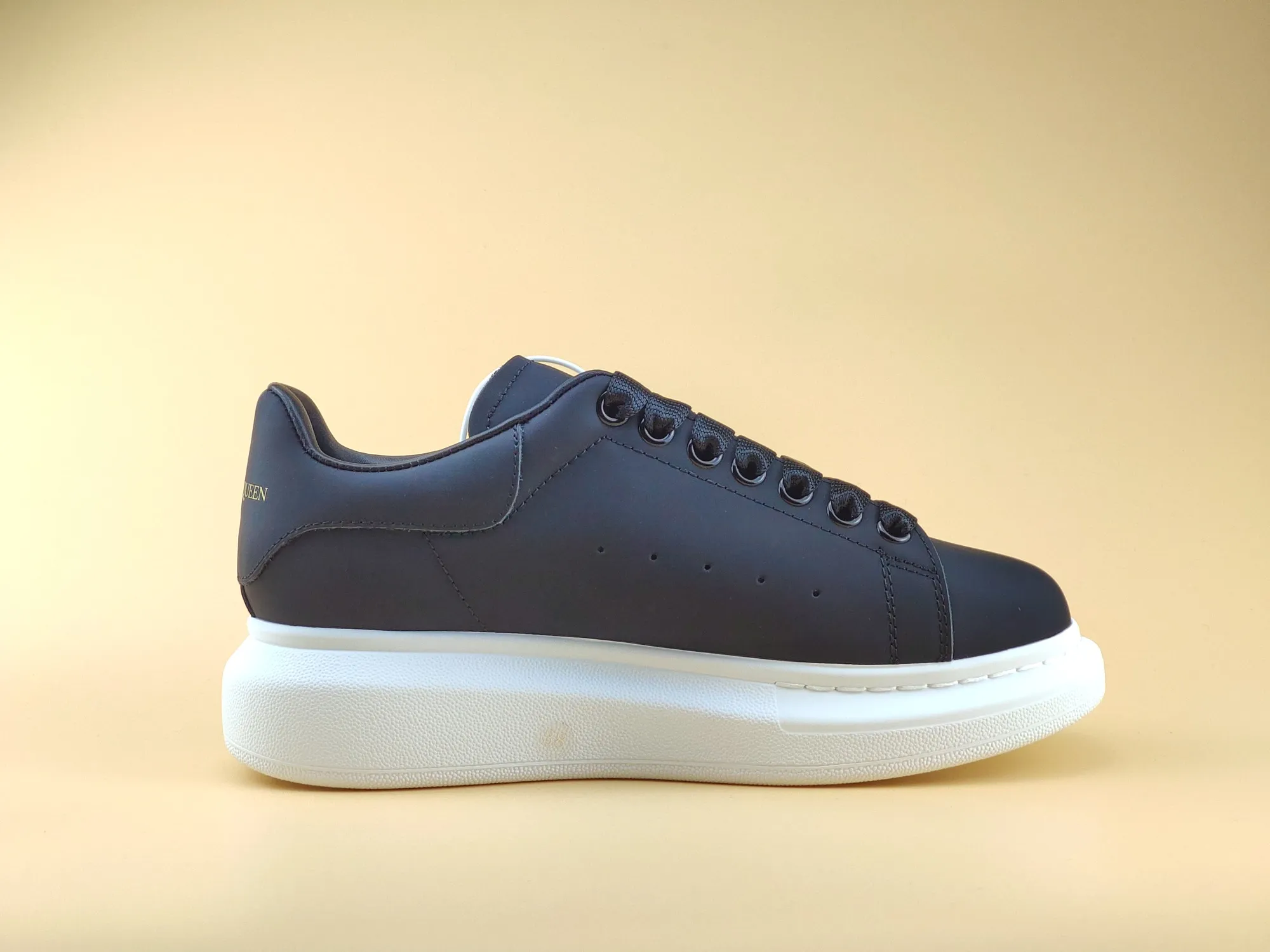 👟👟Ex-factory price 480 👟👟 ALEXANDER MQUEEN (McQueen) 🎉The highest quality silk cowhide version on the market🎊, imported water-dyed sheepskin inside, 1:1 replica at the counter, star style T stage catwalk, a must-have for fashionistas , the original high-temperature and ultra-clear air pressure logo on the foot, absolutely counter-matched version, the arc of the back bag is truly genuine 0⃣ difference, using an exclusive privately molded double-layer vacuum outsole, which is light on the foot and has excellent rebound! Running🏃✈The first choice item for outdoor sports💅💅Trend and fashion coexist📣Female style: 35-39, male style: 39-44 with original packaging